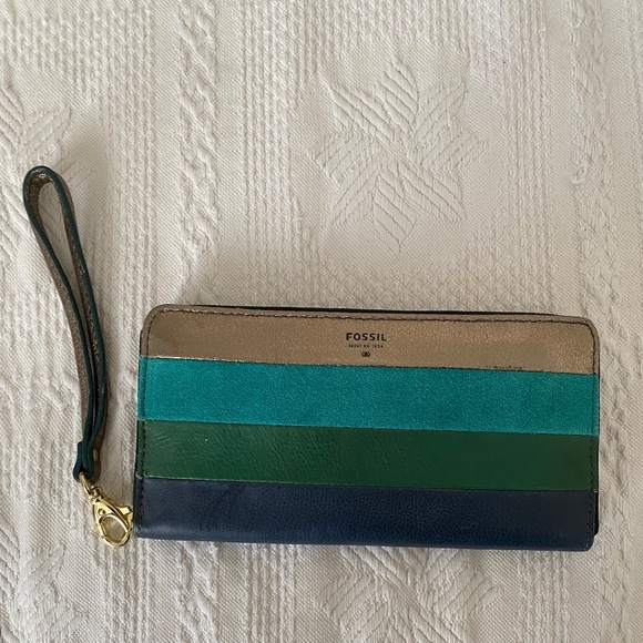 NWOT Fossil wristlet - Picture 1 of 8